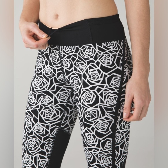 Lululemon Real Quick Crop *Full-On Luxtreme, Posey Black White/Black, Size 2 - Picture 5 of 12